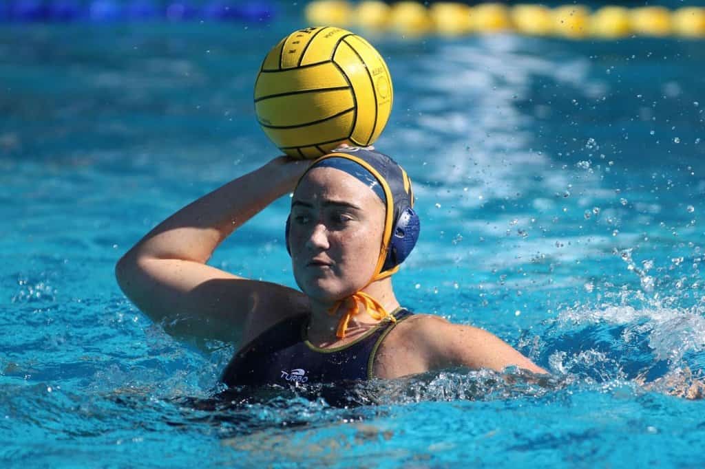 שחקנית כדור מים מואשמת בנגיעה בלתי הולמת בחלקים האינטימיים של יריבותיה במהלך משחק תחרותי