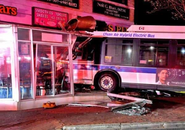 קם רעב? אוטובוס בקווינס התרסק לתוך מעדניית בייגלים