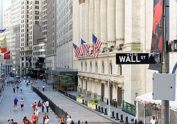 קריסה בוול סטריט: המדדים צנחו וביטלו את שהשיגו בשנה האחרונה