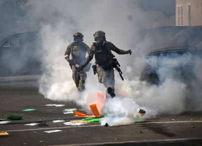 שיקגו בוכה: גז מדמיע נורה על ידי סוכנים פדרליים לעבר משפחות וילדים בתהלוכת ההאלווין