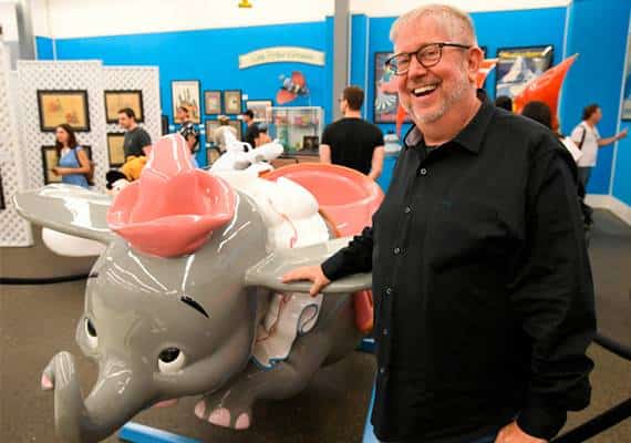 האוצר נחשף: תושב שכונת שרמן אוקס אגר ציוד מדיסנילנד במשך 25 שנה