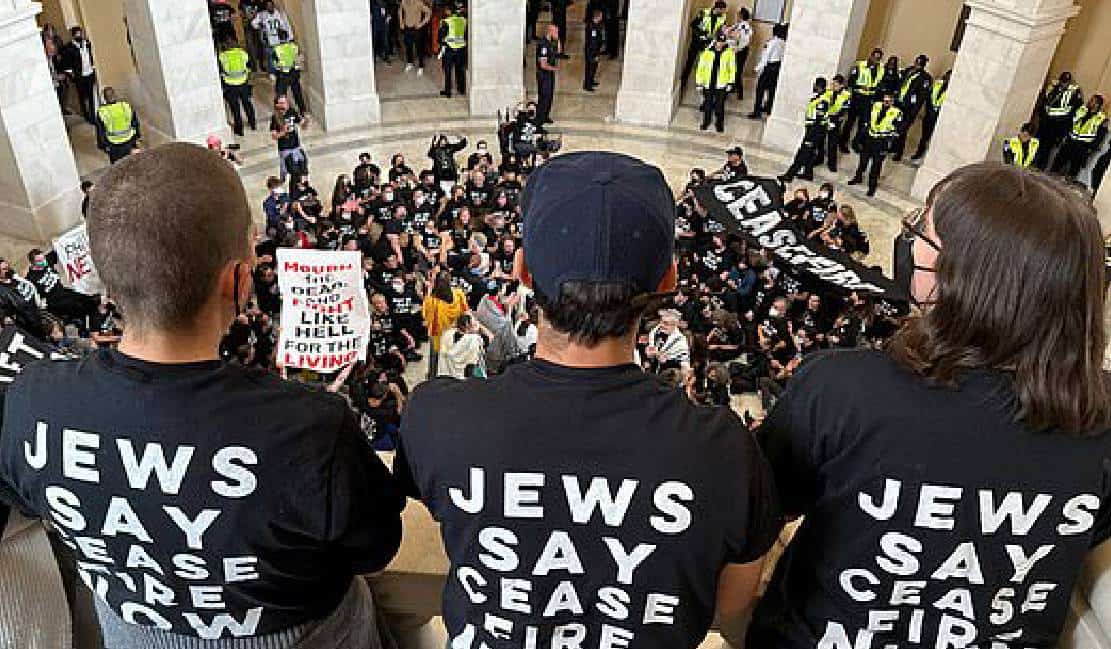 "סכין בגב": אנרכיסטים יהודים השתלטו על בניין הקונגרס - "די לרצח העם בעזה"