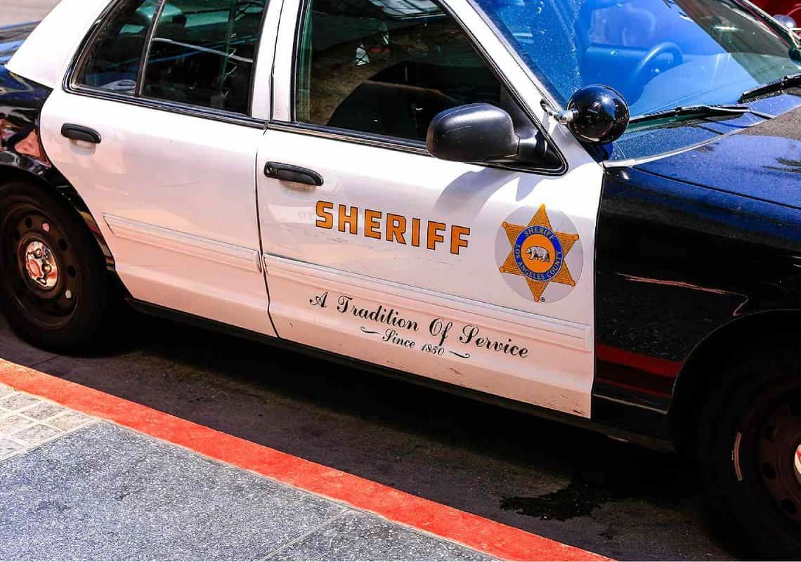 לוס אנג'לס: אסיר קפץ מניידת משטרה במהלך נסיעה בכביש מהיר