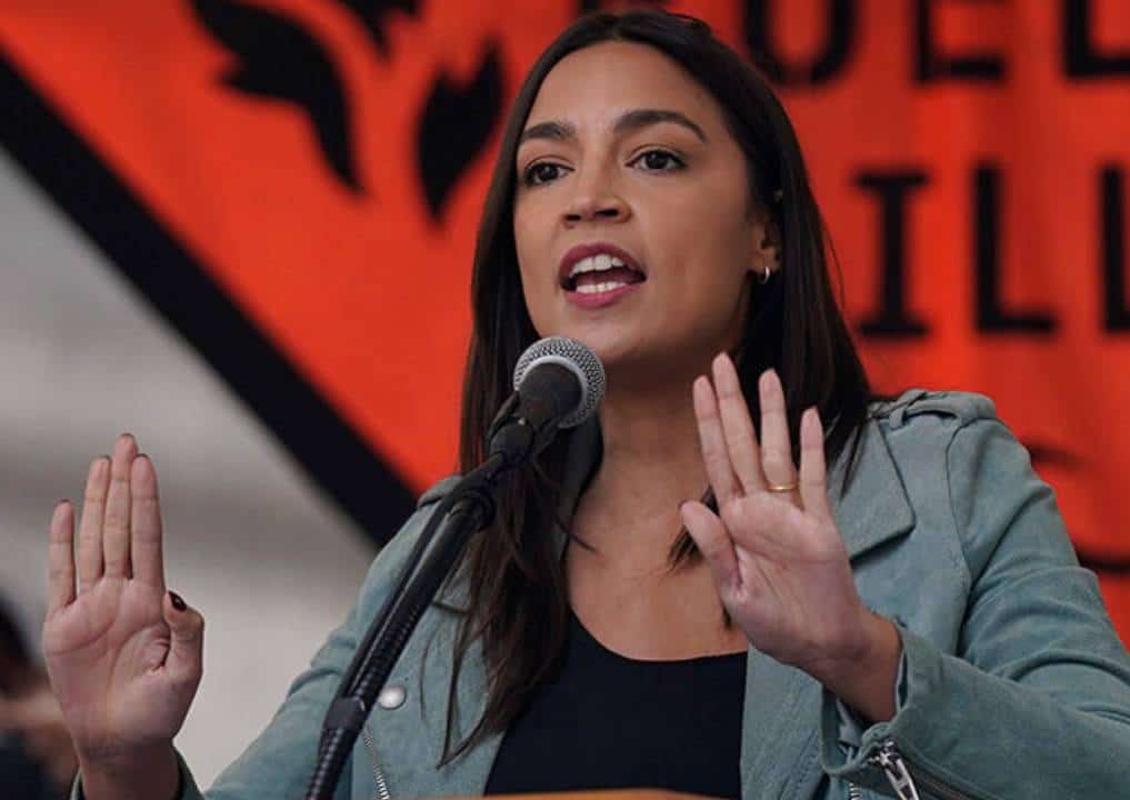 אלכסנדריה אוקסיו-קורטז חוששת שטראמפ יכניס אותה לכלא אם ינצח בבחירות