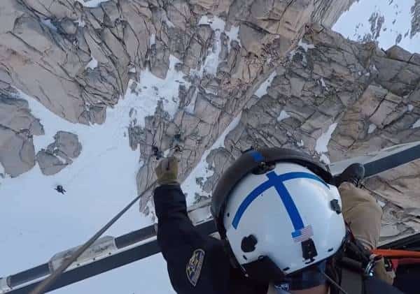 תיעוד נדיר: חילוץ הירואי של מטפסים מפסגת הר ענק