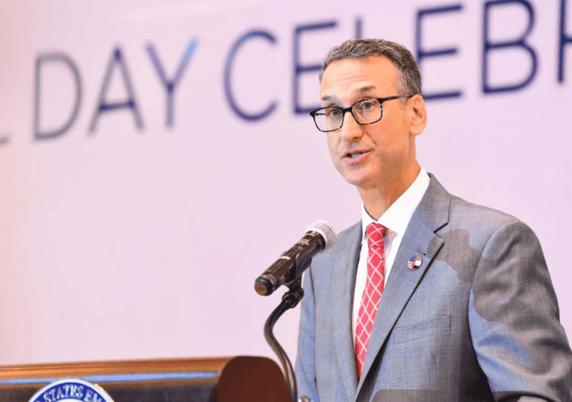 תחקיר: השגריר האמריקני החדש בבחריין מזלזל בערבים ומתייחס לצוות שלו כאל "זבל"