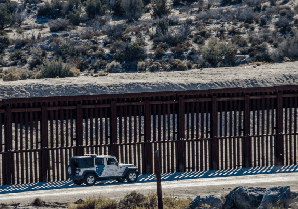 הטרגדיה במשבר המהגרים: גופת צעירה נמצאה תלויה על החומה לאחר שניסתה לחצות לארה"ב