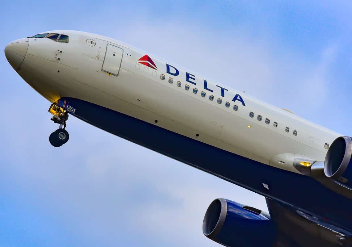 תקרית חריגה בטיסת דלתא: נוסע תקף דייל בגלל נטייתו המינית