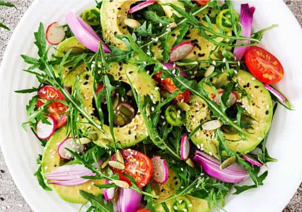 תזונה טבעונית ברובה עשויה להוריד את לחץ הדם שלכם גם אם אתם צורכים מדי פעם מוצרים מהחי