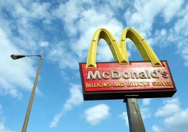 קליפורניה: העובדת תובעת לאחר שהתלוננה על היעדר ציוד היגייני נדרש למאבק בקורונה - המסעדה - "היא משקרת"