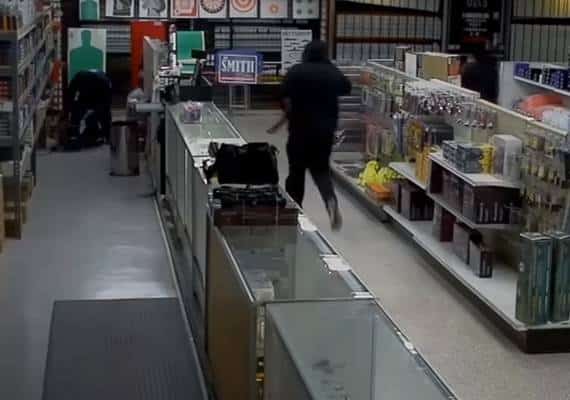 דרום קליפורניה: אלמונים פרצו לחנות כלי נשק, וגנבו רובים ותחמושת