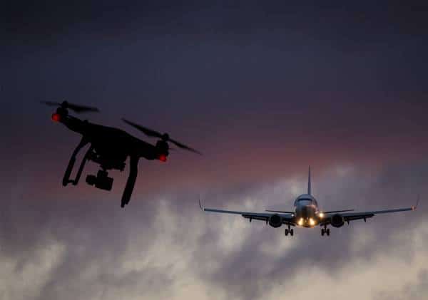 מפגע תחבורתי: נמל התעופה ניוארק הושבת לשעות ארוכות עקב סכנת רחפנים