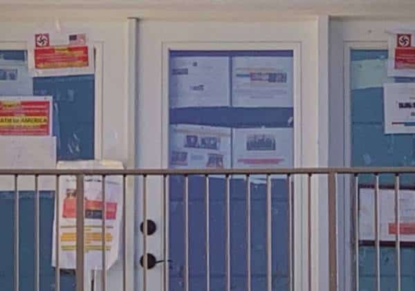 עיריית קלבסס הורתה להסיר את הכרזות האנטישמיות שנתלו על דירה