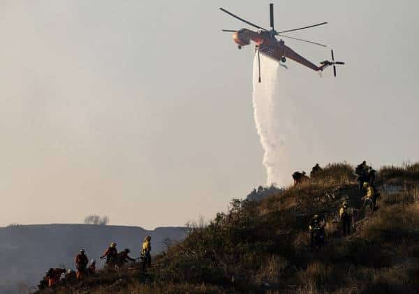 תושבים פונו וכבישים נסגרו: שריפות יער פרצו ברחבי מחוז לוס אנג'לס