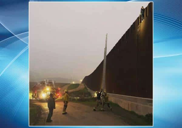 דרום קליפורניה: מסתנן שניסה לחדור לארה"ב נתקע על החומה בגבול