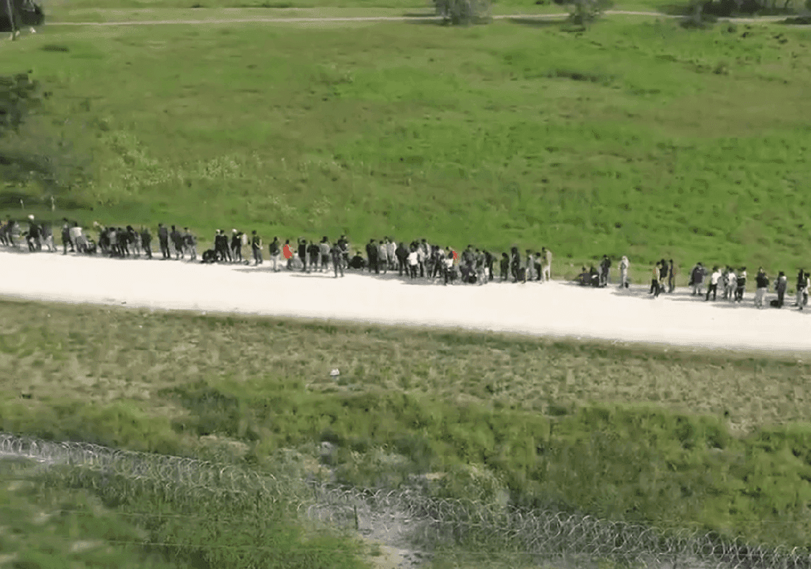 צילום רחפן מציג כמות מהגרים עצומה שהסתננה לארצות הברית