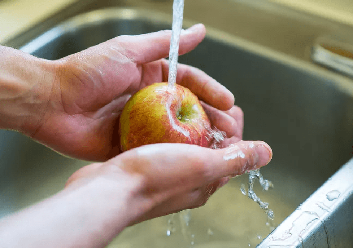 שימו לב: זה ממש לא מספיק לשטוף את הפירות והירקות שלכם 