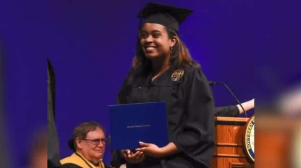 עמוד חשמל קרס עליה; עתה משפחתה תובעת סכום דמיוני כפיצוי