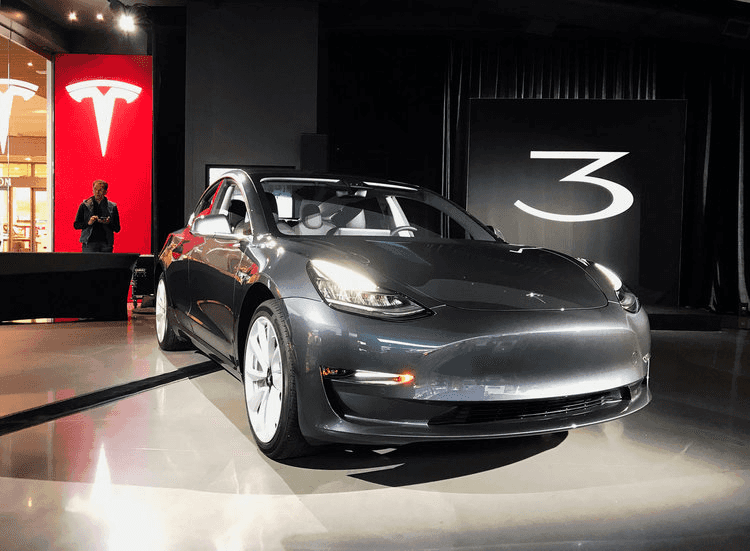 האם טסלה עומדת בפני סגירה? פשיטת רגל של היזם המפורסם אילון מאסק היא בהחלט תרחיש אפשרי