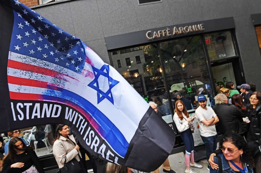 הבריסטות הפרו-פלשתינים נטשו - הבעלים חשב לסגור, אבל אז הקהילה היהודית התגייסה כדי לעזור לבית הקפה במנהטן