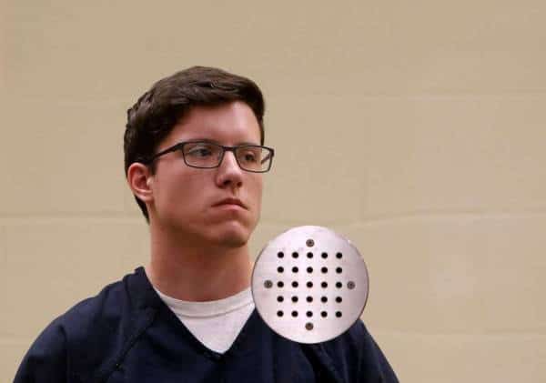 פני הרוע: הרוצח מבית הכנסת הובא למשפט במהלכו נחשף מידע נוסף