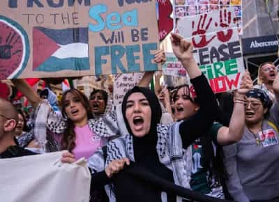 חוברים לשנאה: אקטיביסטים אנטי־ישראלים מנצלים את מחאות "אין מלכים" כדי להסית נגד ישראל