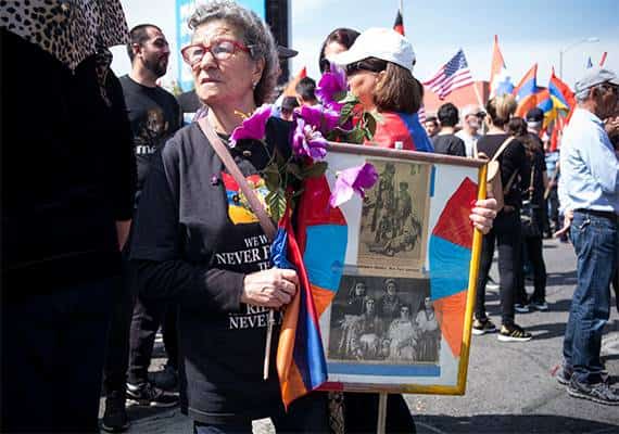 לוס אנג'לס: עשרות אלפי מפגינים צועדים כעת ברחובות לציון יום השנה לרצח העם הארמני