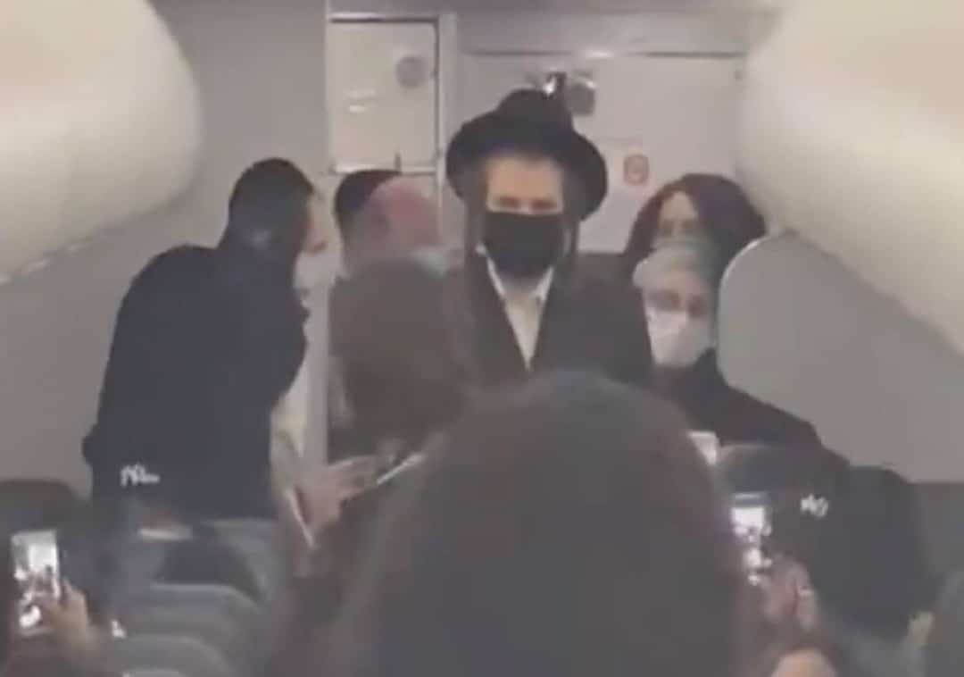 "זו גרמניה הנאצית!" משפחה יהודית הורדה מהמטוס בגלל שלתינוקה בן 18 החודשים לא הייתה מסכה - לבסוף הטיסה בוטלה