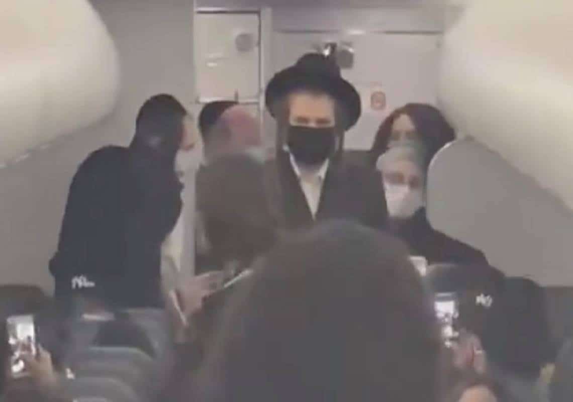 "זו גרמניה הנאצית!" משפחה יהודית הורדה מהמטוס בגלל שלתינוקה בן 18 החודשים לא הייתה מסכה - לבסוף הטיסה בוטלה