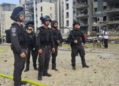 קבלת שבת: מטח כבד של 23 טילים מאיראן - שני פצועים קשה בחיפה בפגיעה ישירה 