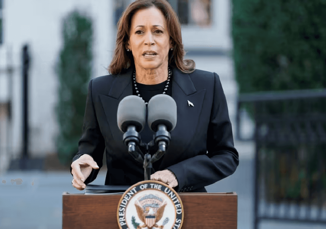 קמלה האריס חשפה איזה אקדח יש לה - ולמומחי נשק יש ביקורת 