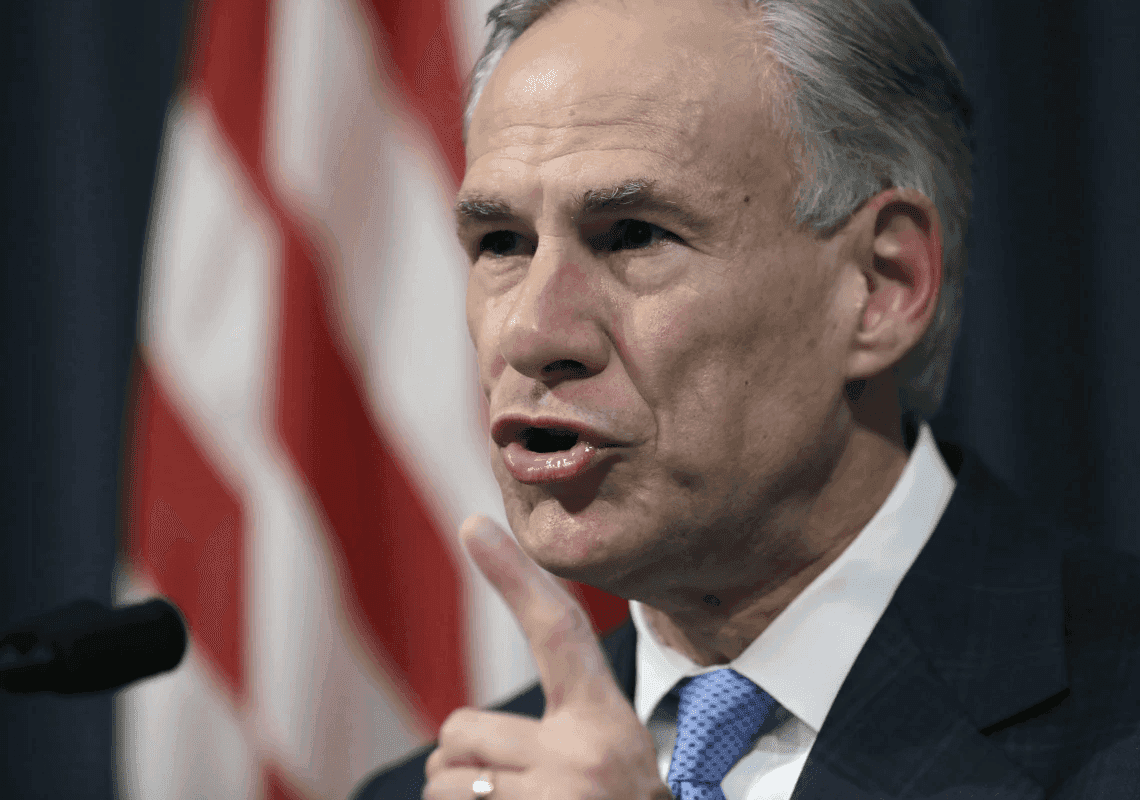 מושל טקסס תוקף: "הנשיא ביידן הוא הצבוע העליון" 