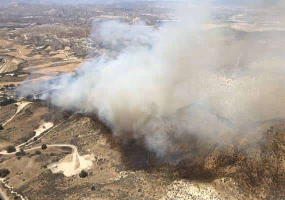 לוס אנג'לס: שריפת חורש משתוללת בצפון המחוז