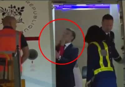 השפלה לנשיא צרפת: עמנואל מקרון תועד חוטף סטירה מאשתו