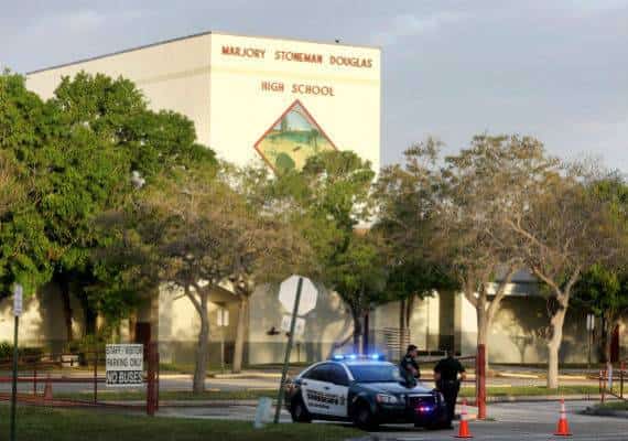 פלורידה: איש השירות החשאי לשעבר הצביע על כשלי אבטחה בתיכון מרג'ורי סטונמן דגלאס לפני הטבח