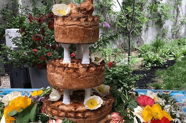 לא מסתפקים בקינוח פרווה: יותר ויותר זוגות מצטרפים לטרנד עוגות הבשר בחתונות 