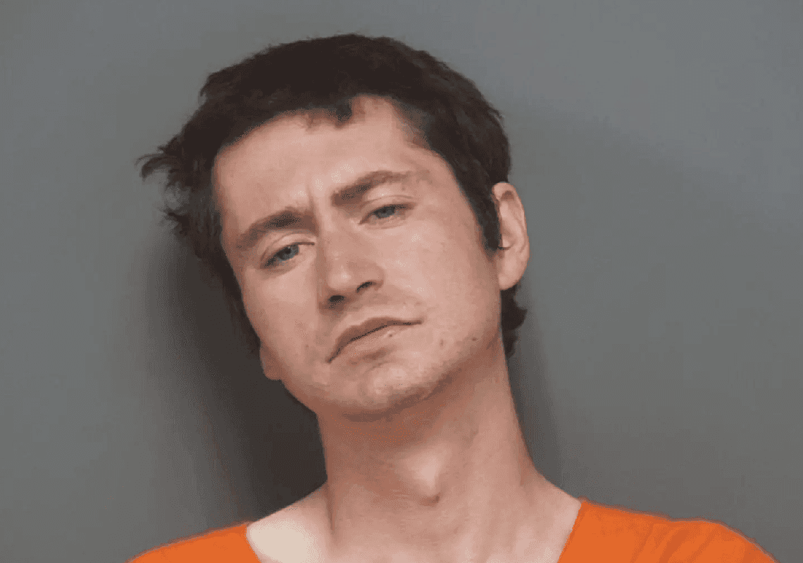 אישה נמצאה בחיים עם סכין בראשה - לאחר שהבן שלה דקר אותה