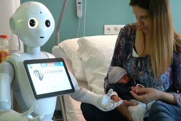 רובוט, הבובה חולה: האם העתיד צופן עולם בו רופאים יוחלפו ברובוטים?