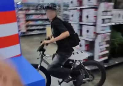 הילדים דוהרים על אופניים חשמליים, ההורים מסתבכים עם החוק: המאבק החדש בדרום קליפורניה