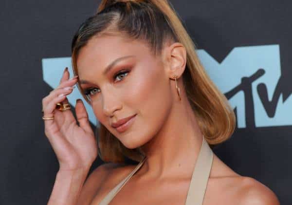 בלה חדיד מציגה: תספורת פיקסי בלונדינית