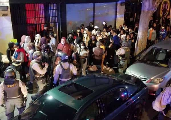 שוטרים פשטו על שתי מסיבות המוניות בלוס אנג'לס, קרוב ל-200 מבלים נעצרו