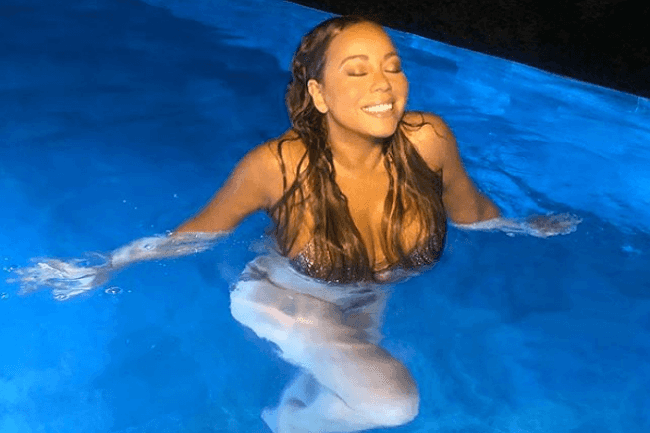 תשטפו את העיניים: מריה קארי לוהטת בביקיני קטנטן ונוצץ