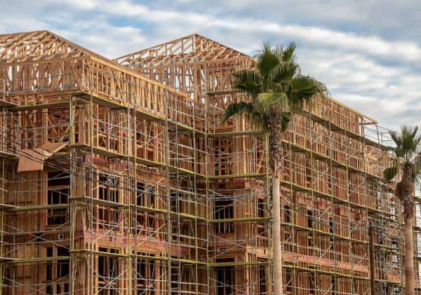 קליפורניה מציבה תנאי לראשי הערים: תקציב לשיפור הכבישים תמורת פתרון מצוקת הדיור