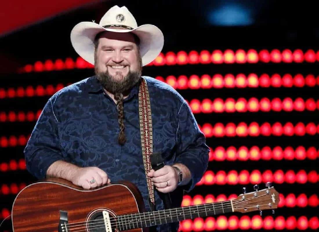 דרמה בטקסס: כוכב "דה וויס" נורה בחווה - הקליע נעצר ברקמות השומן