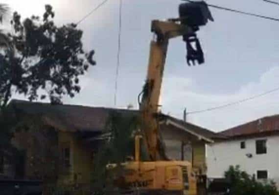 מיאמי: בית ששימש כמוקד לסחר וצריכת סמים נהרס במבצע משולב של המשטרה והעירייה