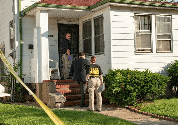 ניו יורק: שני אחים הרגו פורץ באלת בייסבול