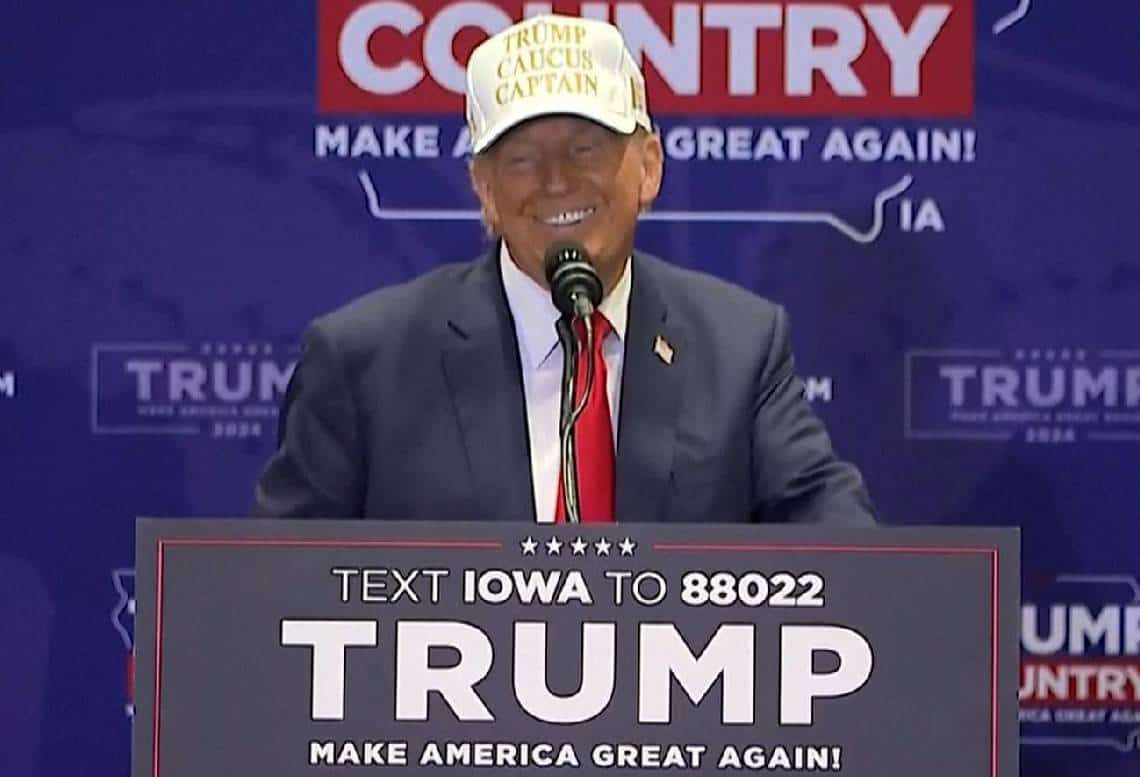 טראמפ - בפער ענק: הביס את היילי ודה-סנטיס באיווה בפער של למעלה מ-35 אחוזים בפריימריז - "אני חש כבוד גדול"