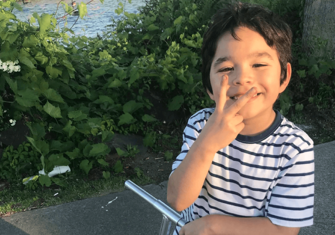 אישה מניו יורק הואשמה ברצח לאחר שנעלה בחדר את בנו בן ה-7 של בן זוגה