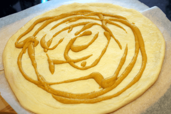 חרדל קשקשת ברשת: פיצרייה בדטרויט מחליפה את רוטב העגבניות בחרדל ומסעירה את האינטרנט