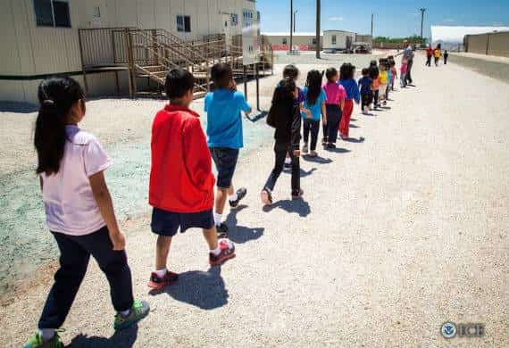 ילדים במתקני מעצר למהגרים: "אזקו, קשרו והכו אותנו"
